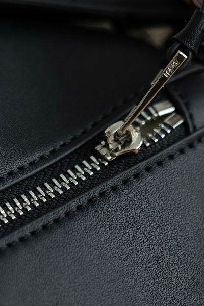 Сумка Loewe Small Puzzle Edge Bag in Classic Calfskin Black/Brass Hardware 416 фото