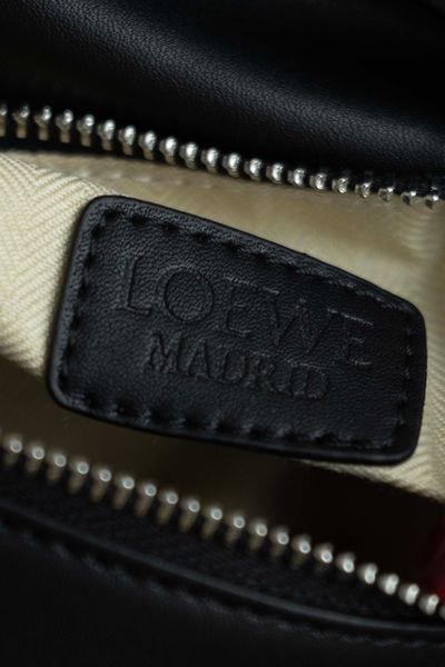 Сумка Loewe Small Puzzle Edge Bag in Classic Calfskin Black/Brass Hardware 416 фото