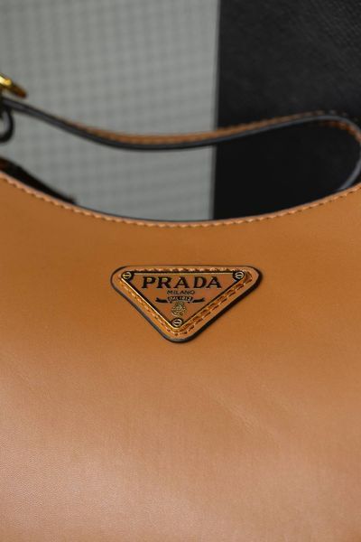 Сумка Prada Arqu&eacute; Large Leather Shoulder Bag in Cognac Calf Leather 0504 фото