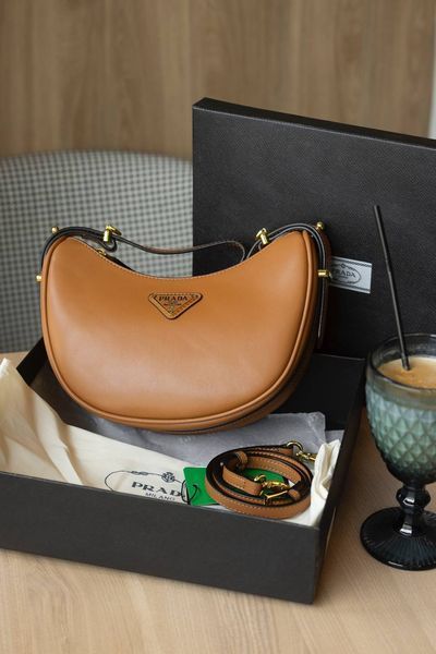 Сумка Prada Arqu&eacute; Large Leather Shoulder Bag in Cognac Calf Leather 0504 фото