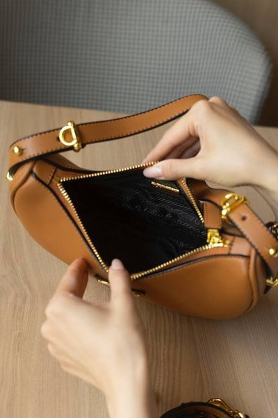 Сумка Prada Arqu&eacute; Large Leather Shoulder Bag in Cognac Calf Leather 0504 фото