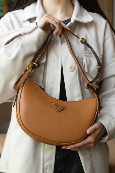 Сумка Prada Arqu&eacute; Large Leather Shoulder Bag in Cognac Calf Leather 0504 фото