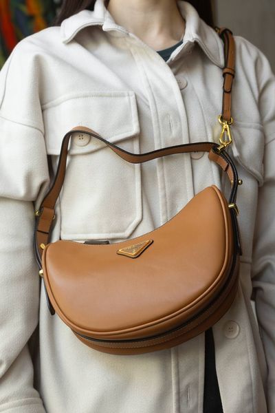 Сумка Prada Arqu&eacute; Large Leather Shoulder Bag in Cognac Calf Leather 0504 фото