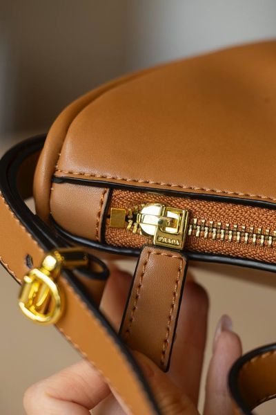 Сумка Prada Arqu&eacute; Large Leather Shoulder Bag in Cognac Calf Leather 0504 фото