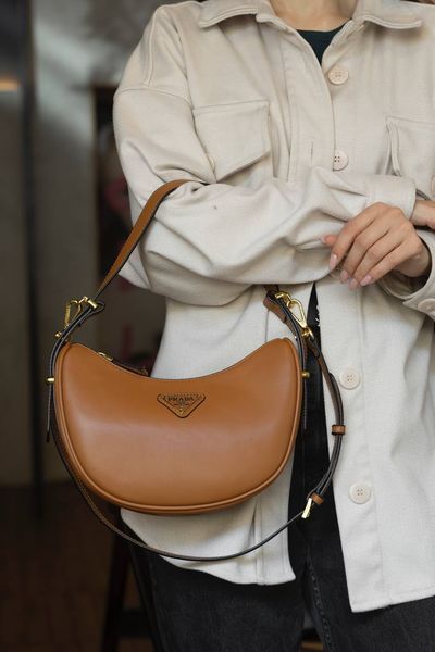 Сумка Prada Arqu&eacute; Large Leather Shoulder Bag in Cognac Calf Leather 0504 фото