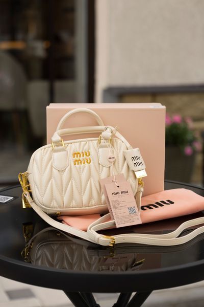 Сумка Miu Miu Arcadie Matelass&eacute; Nappa Small Leather Bag in Chalk 0459 фото