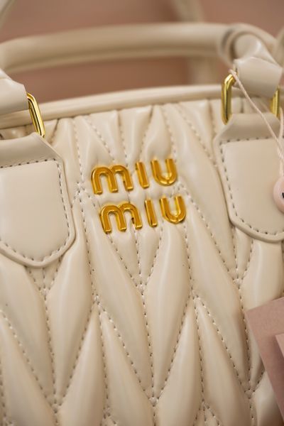 Сумка Miu Miu Arcadie Matelass&eacute; Nappa Small Leather Bag in Chalk 0459 фото