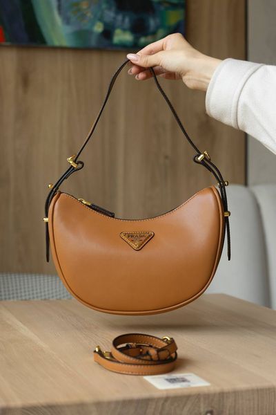 Сумка Prada Arqu&eacute; Large Leather Shoulder Bag in Cognac Calf Leather 0504 фото
