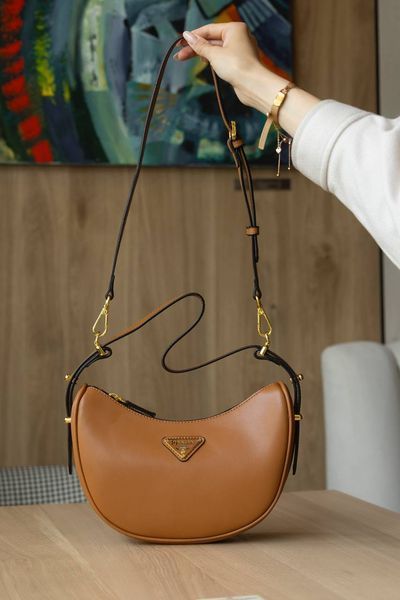 Сумка Prada Arqu&eacute; Large Leather Shoulder Bag in Cognac Calf Leather 0504 фото