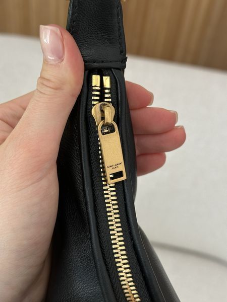 Сумка Saint Laurent Calypso Hobo Bag in Black Plunged Lambskin/Gold Hardware 99909 фото