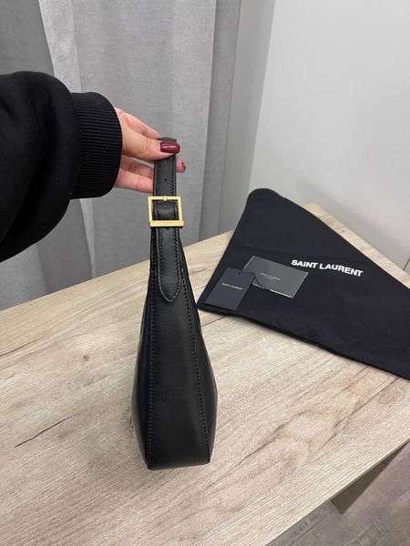 Сумка Saint Laurent Calypso Hobo Bag in Black Plunged Lambskin/Gold Hardware 99909 фото