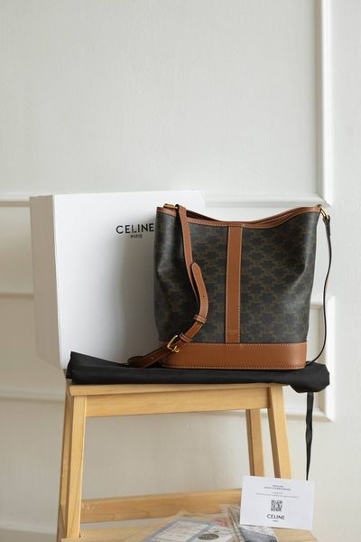 Сумка Celine Medium Bucket Bag in Triomphe Canvas and Calfskin Tan 0563 фото