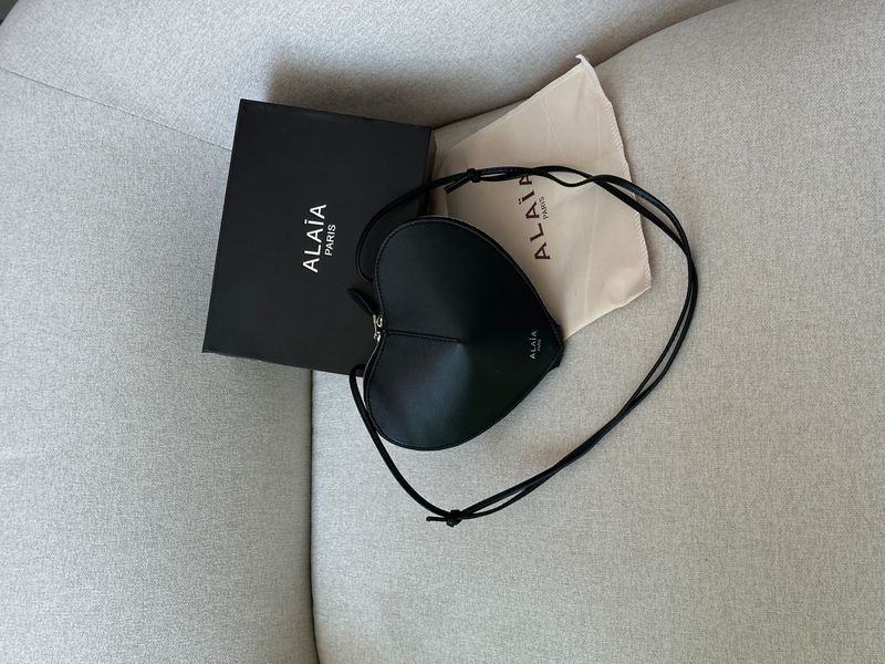 Cумка Ala&iuml;a Le Coeur Heart Shoulder Bag in Black Leather 99945 фото