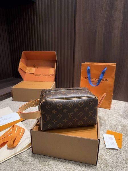 Сумка-косметичка Louis Vuitton Locker Dopp Kit in Brown Monogram Coated Canvas with Gold-Tone Hardware Premium 7438 фото