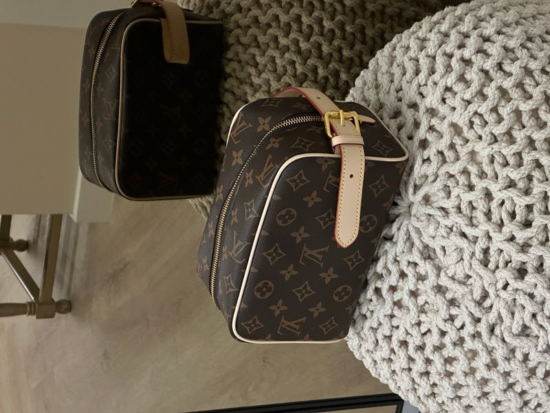 Сумка-косметичка Louis Vuitton Locker Dopp Kit in Brown Monogram Coated Canvas with Gold-Tone Hardware Premium 7438 фото