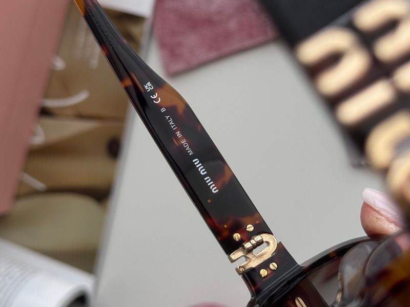 Очки Miu Miu SMU 06Z E142-F05S0 3N Leo/Gold 0322 фото