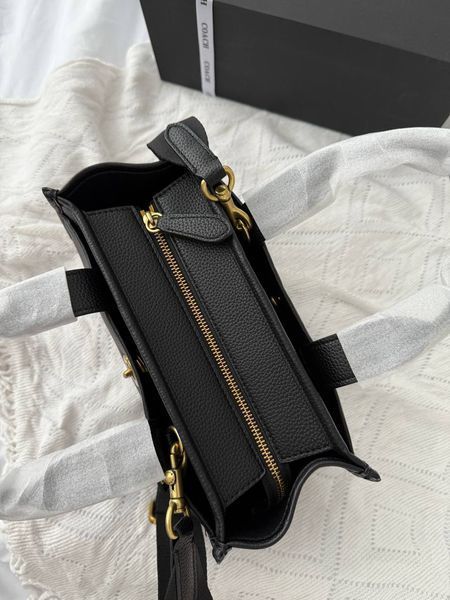 Сумка Coach Cargo Tote Bag 26 in Black Pebble Leather 619 фото