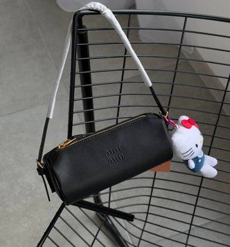 Сумка Miu Miu Nappa Leather Pouch Bag in Black 477 фото