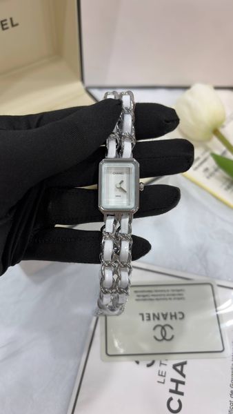 Годинник Chanel Premi&egrave;re &Eacute;dition Originale Watch Steel and White Leather/White Dial + Браслет Van Cleef & Arpels Bracelet Vintage Alhambra 5 Motifs 18K White Gold 6128 фото