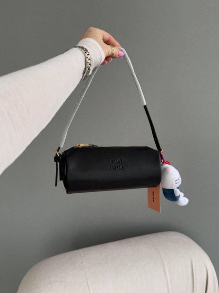 Сумка Miu Miu Nappa Leather Pouch Bag in Black 477 фото