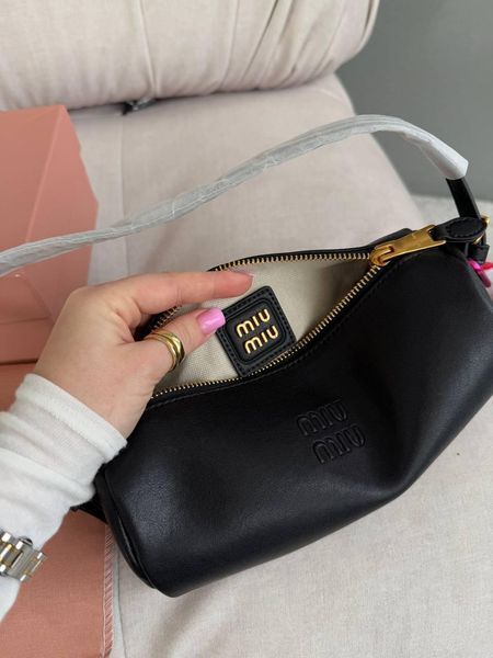 Сумка Miu Miu Nappa Leather Pouch Bag in Black 477 фото
