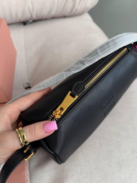 Сумка Miu Miu Nappa Leather Pouch Bag in Black 477 фото