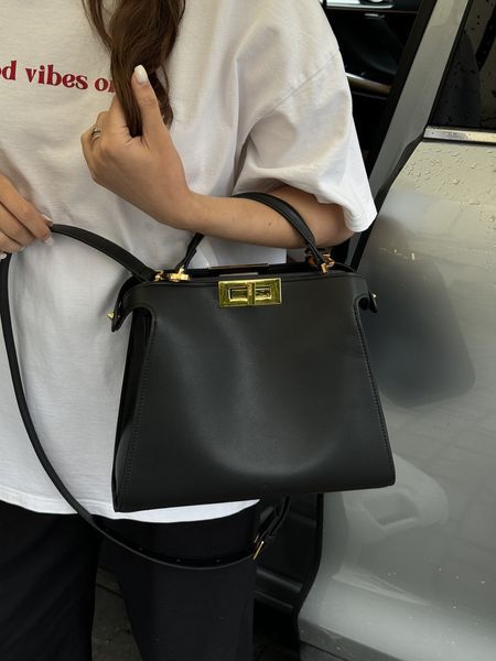 Сумка Fendi Large Iconic Essentially Peekaboo Top Handle Bag in Black Leather 99437 фото