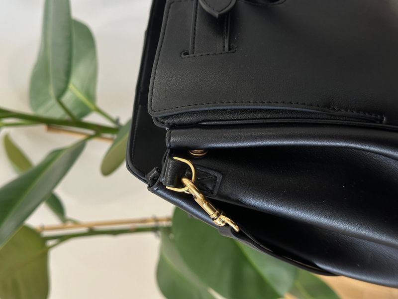Сумка Balenciaga Bel Air Small Carry All Bag in Black/Gold 99751 фото