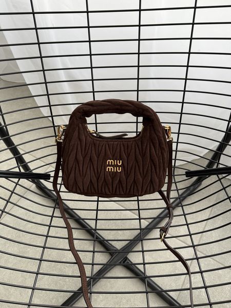 Сумка Miu Miu Wander Matelass&eacute; Suede Hobo Bag in Dark Brown 17048 фото