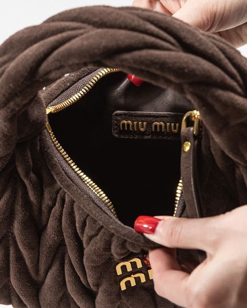 Сумка Miu Miu Wander Matelass&eacute; Suede Hobo Bag in Dark Brown 17048 фото