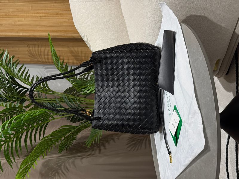 Сумка Bottega Veneta Medium Parachute Bag in Black Intrecciato Leather/Gold-Tone Hardware 991234 фото