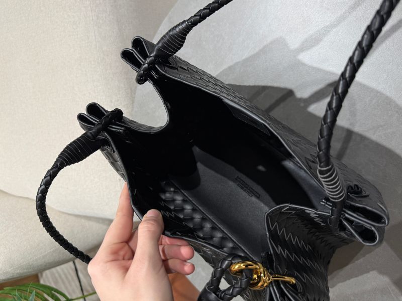 Сумка Bottega Veneta Medium Parachute Bag in Black Intrecciato Leather/Gold-Tone Hardware 991234 фото