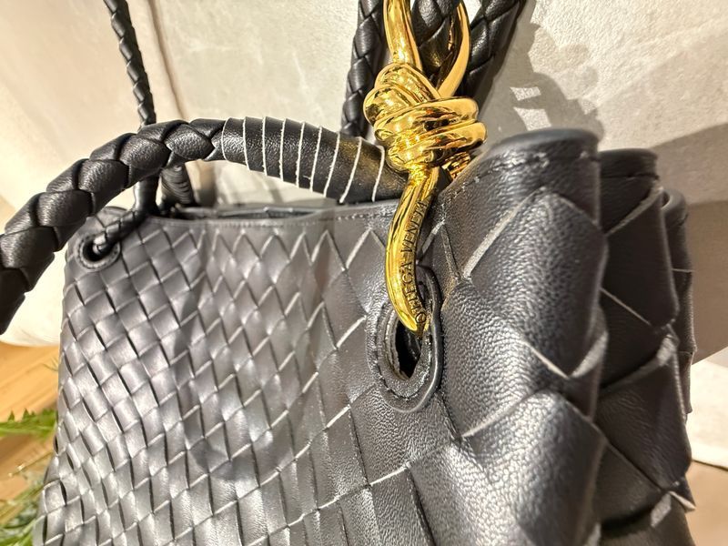 Сумка Bottega Veneta Medium Parachute Bag in Black Intrecciato Leather/Gold-Tone Hardware 991234 фото