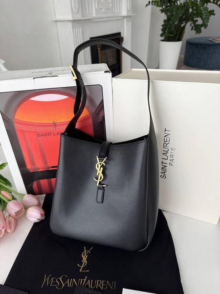 Сумка Saint Laurent Le 5 &Agrave; 7 Supple Small Shoulder Bag in Black Leather 5061 фото