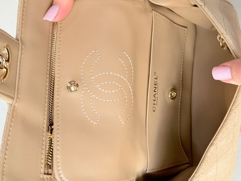 Сумка Chanel Souplissimo Mini Flap Bag in Beige Suede Calfskin with Gold-Toned Hardware Premium 2025 фото