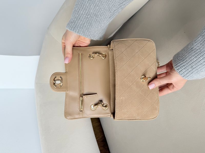 Сумка Chanel Souplissimo Mini Flap Bag in Beige Suede Calfskin with Gold-Toned Hardware Premium 2025 фото
