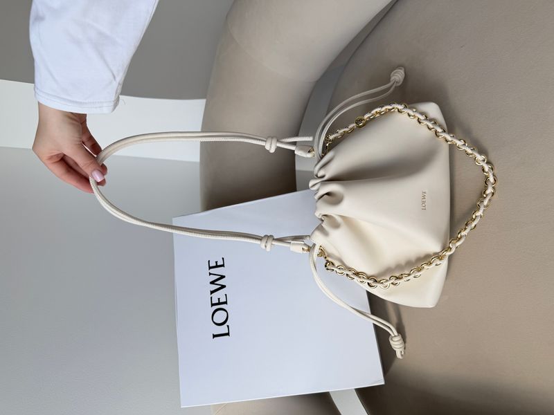 Сумка Loewe Flamenco Medium Purse in Mellow Nappa Lambskin White 622 фото