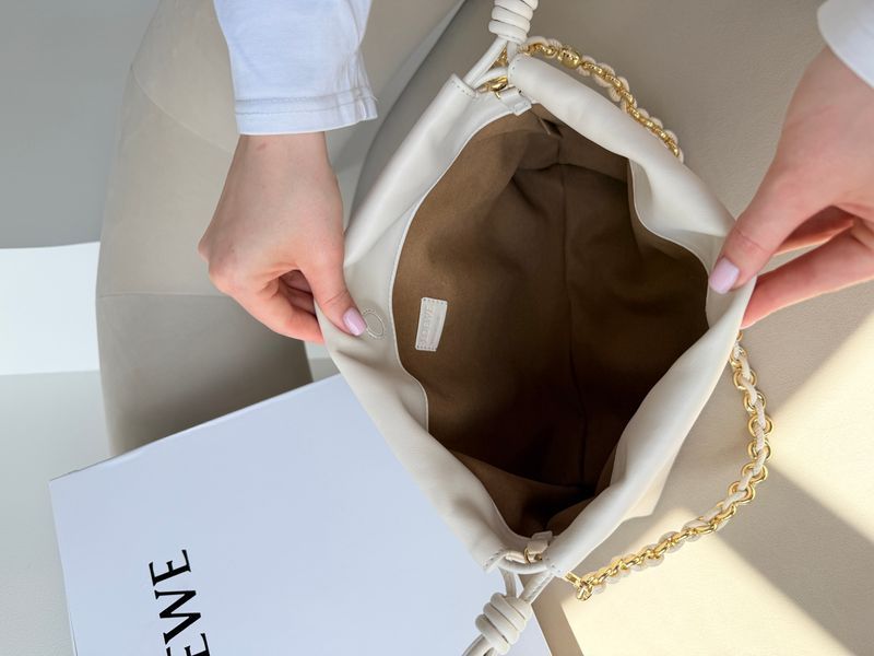 Сумка Loewe Flamenco Medium Purse in Mellow Nappa Lambskin White 622 фото