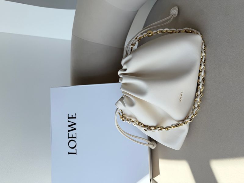 Сумка Loewe Flamenco Medium Purse in Mellow Nappa Lambskin White 622 фото