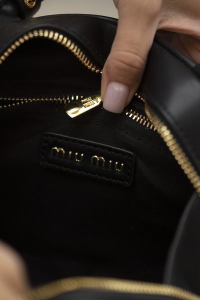 Сумка Miu Miu Leather Top-Handle Bag in Black 0463 фото