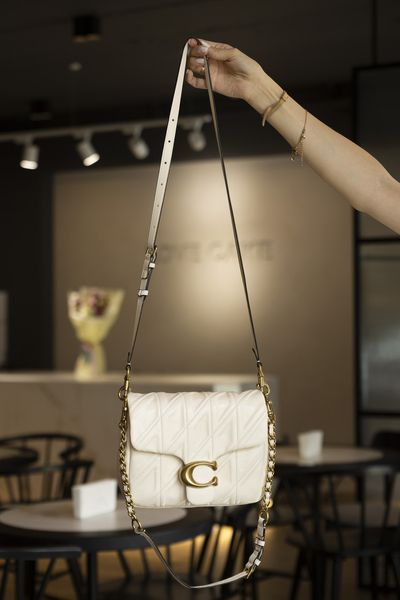 Сумка Coach Times Square Tabby Shoulder Bag 20 with Pillow Quilting Chalk/Brass Hardware 0540 фото