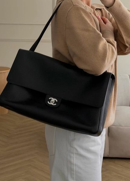 Сумка Chanel Maxi "Souplissimo" Large Flap Bag in Black Caviar Leather with Silver Tone Hardware Premium 649 фото
