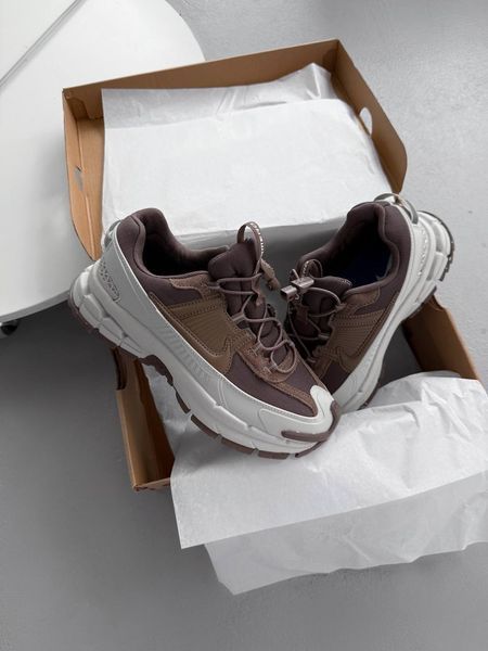 Жіночі кросівки Nike Zoom Vomero Roam Light Bone/Court Purple/Gum Dark Brown/Mink Brown 2557 фото