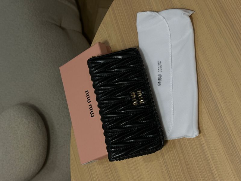 Гаманець Miu Miu Large Matelass&eacute; Nappa Leather Wallet Black 88189 фото