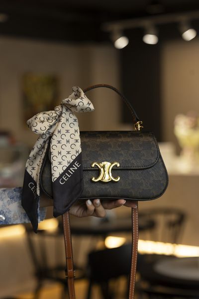 Сумка Celine Lola in Triomphe Canvas and Calfskin Tan 0536 фото