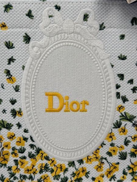 Сумка Christian Dior Medium Book Tote with Strap in Buttercup Dior Embroidery and White Dior M&eacute;daillon Premium 6387 фото