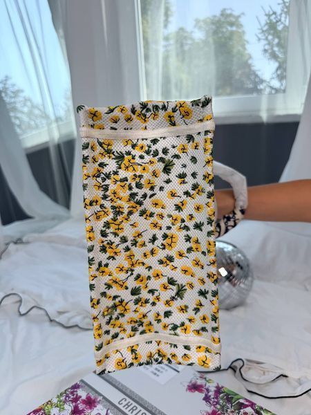 Сумка Christian Dior Medium Book Tote with Strap in Buttercup Dior Embroidery and White Dior M&eacute;daillon Premium 6387 фото