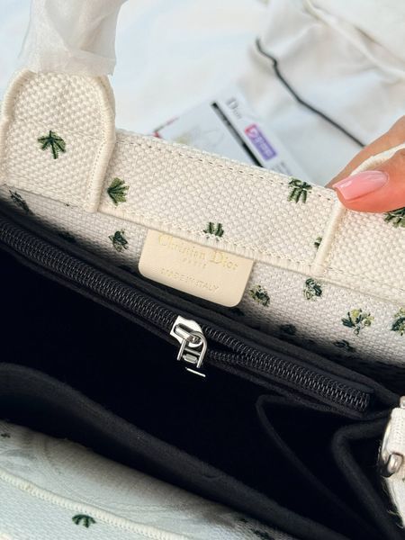 Сумка Christian Dior Medium Book Tote with Strap in Buttercup Dior Embroidery and White Dior M&eacute;daillon Premium 6387 фото