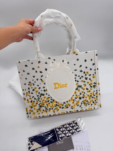 Сумка Christian Dior Medium Book Tote with Strap in Buttercup Dior Embroidery and White Dior M&eacute;daillon Premium 6387 фото