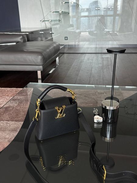 Сумка Louis Vuitton Capucines Mini in Black Taurillon Leather/Gold-Tone Hardware with Leather Strap 76896 фото
